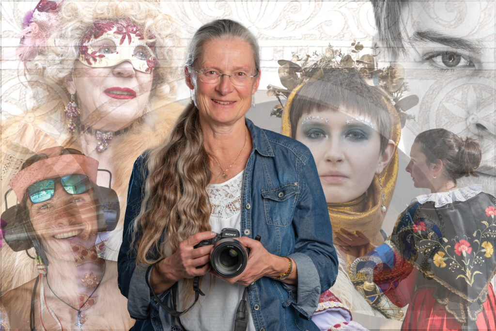 Digitale Collage, im Zentrum die Fotografin Christine Hübner-Berlepsch mit Kamera, umgeben von verschiedenen Portraits. Mal seriös, mal verspielt. Im Hintergrund Engadiner Sgraffito und junge Frau in Engadiner Tracht. Bild zeigt Passion der Fotografin für Portraitfotografie und Freude an der Vielfalt der Menschen. Bild zeigt Verbindung der Fotografin mit dem Engadin und Engadiner Traditionen.